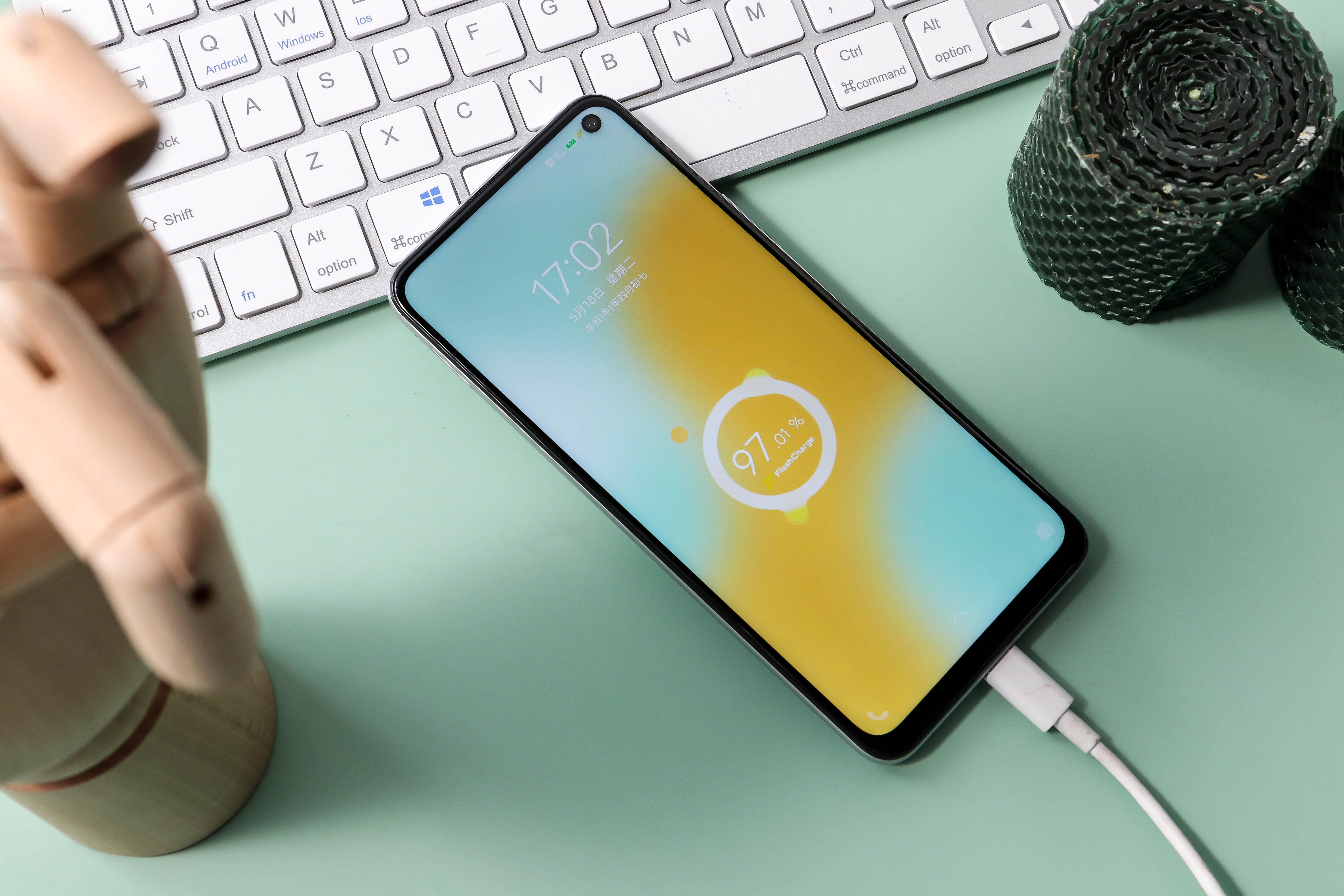 不玩游戏入手iqooneo5值得吗,两千多的iqooneo5哪款好