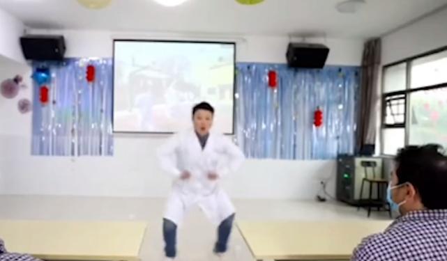 湖南郴州：医生给精神病患者跳猩猩舞，网友：患者把医生治好了