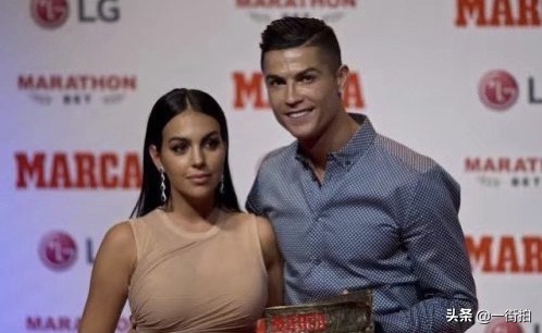 c罗女友晒独自游玩美照,c罗女友抱娃练舞