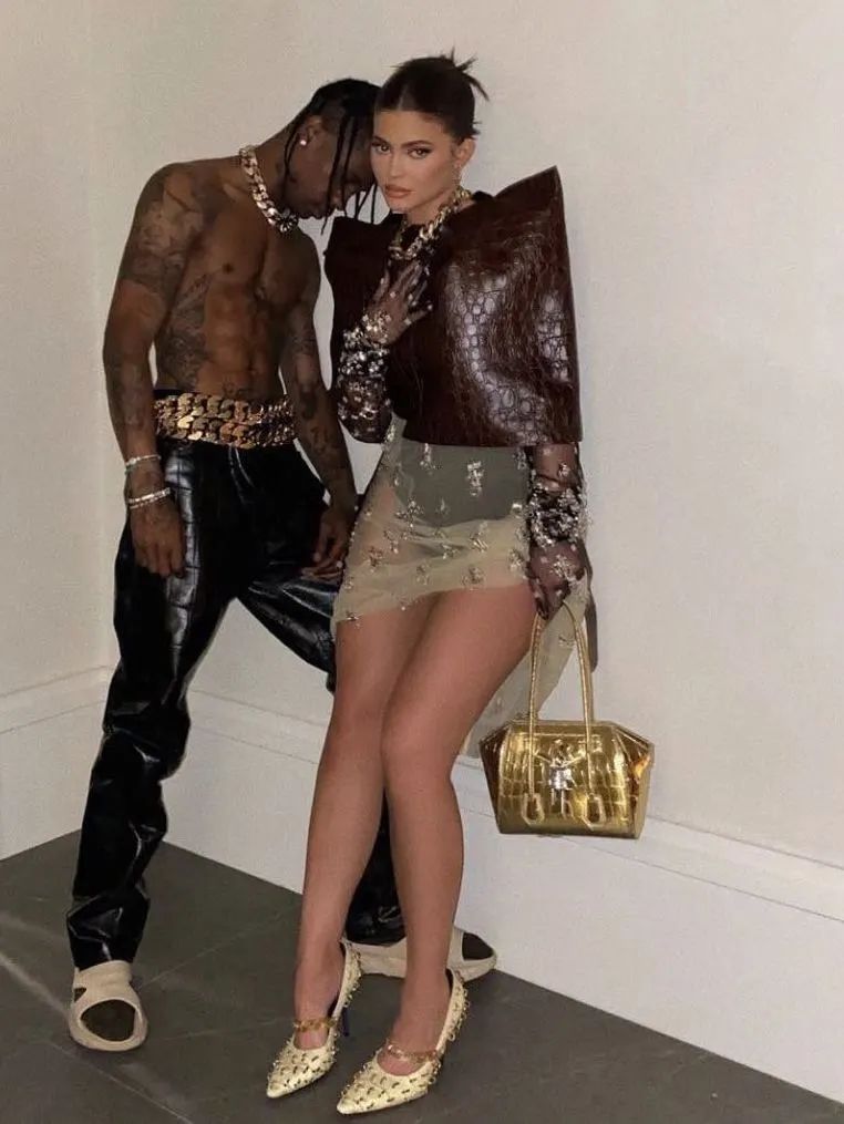 虞书欣穿的可爱灵动的衣服,自己认为适合虞书欣的衣服