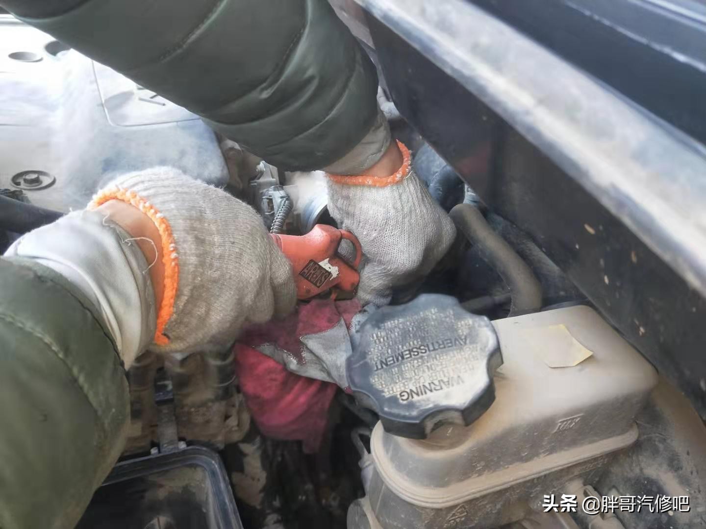 汽车暖风不热清洗暖风水箱管用吗,防冻液用了一段时间没颜色了