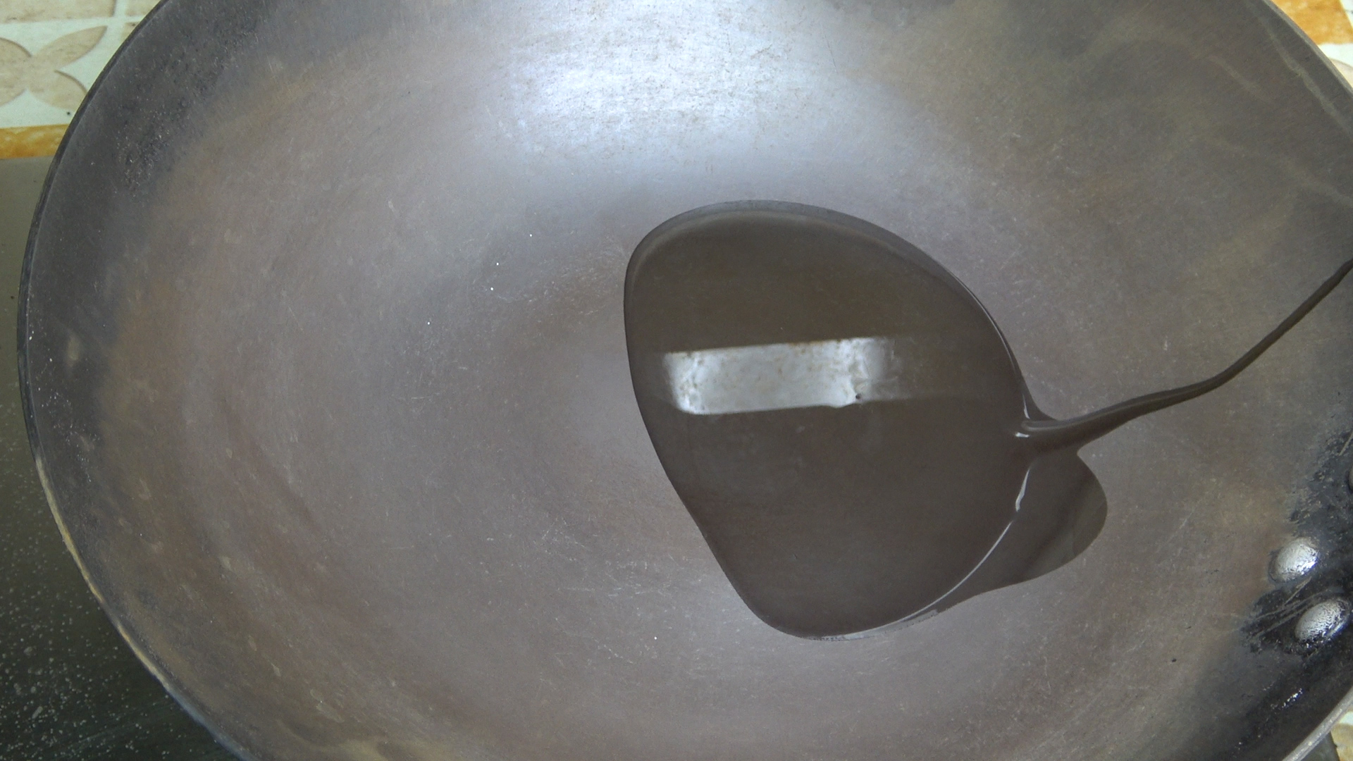 清洁铁锅锅底黑垢方式,清洗四孔锅具黑垢小妙招