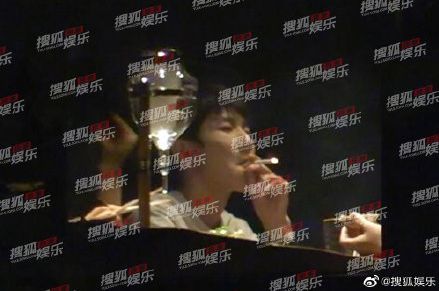 中国顶尖艺人王源,抽烟的明星王源