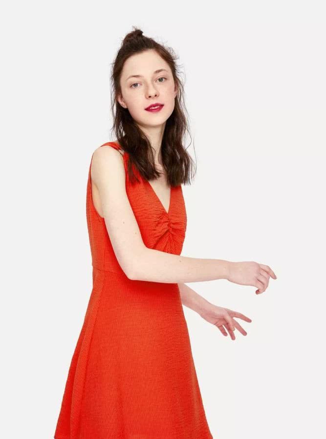 zara值得入手的连衣裙,zara新出的牛仔开叉连衣裙