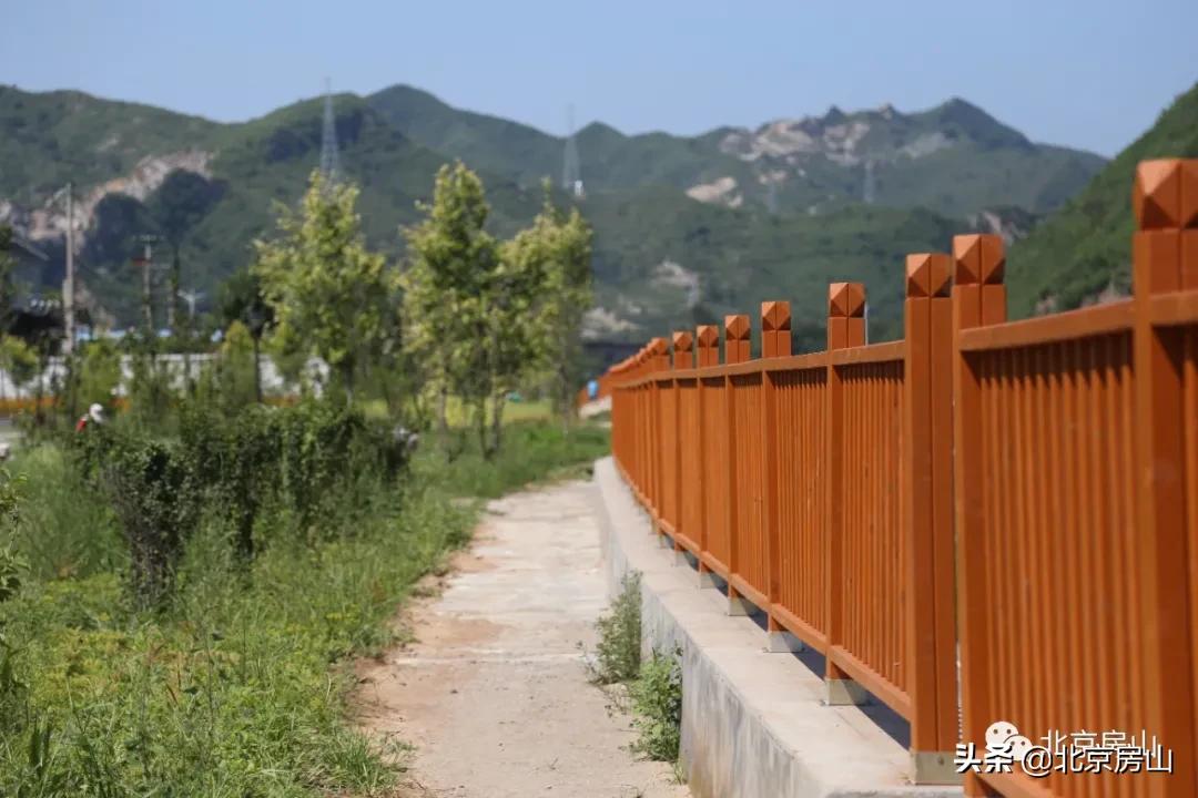 废弃的矿山正在改造成为一座公园,废弃矿坑改造成美丽公园