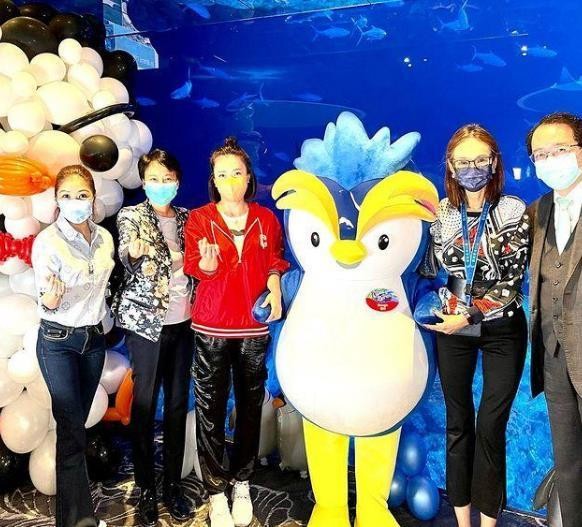 刘銮雄甘比一家公开亮相,刘銮雄甘比合体照