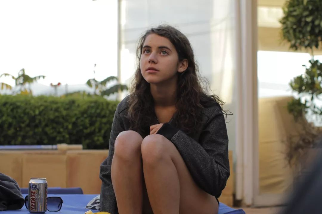 X爱视频被传遍全校之后，她上学如同下地狱。