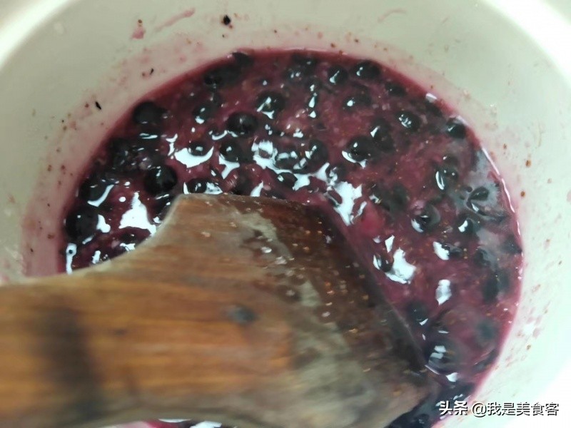 蓝莓果酱的制作方法简单教程,超简单又美味的家常蓝莓果酱做法