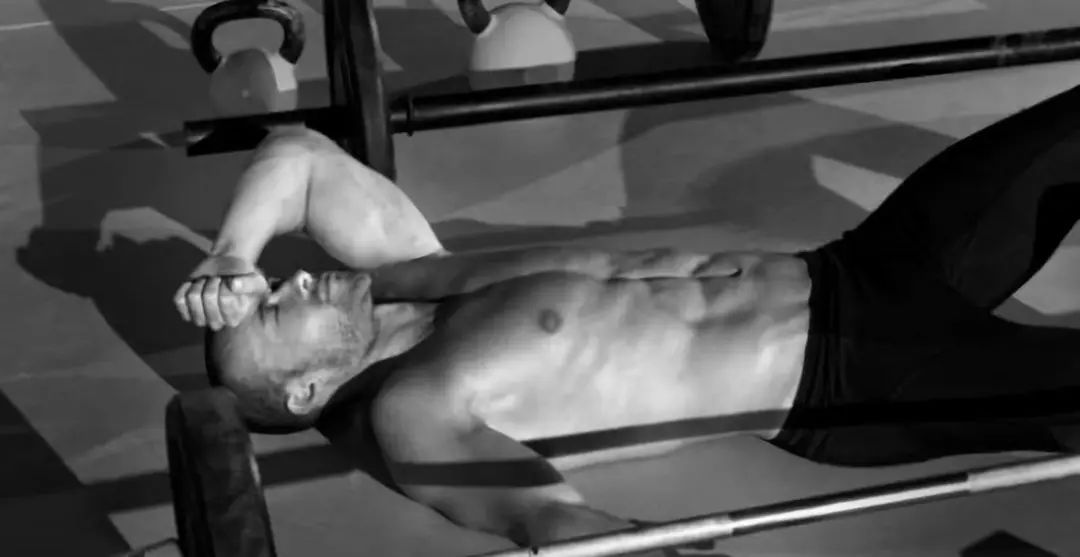 26岁小伙增肌健身,男子健身一年胸肌“暴长”