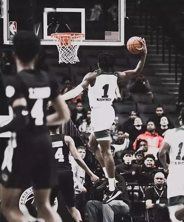 变向过人晃倒,库明加变向暴扣