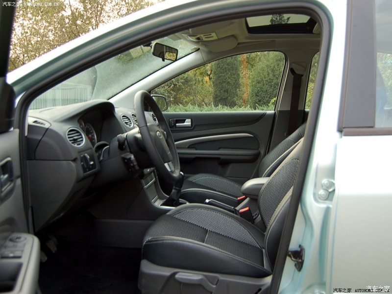 福克斯两厢2.0自动豪华运动,运动款福克斯与普通版的区别