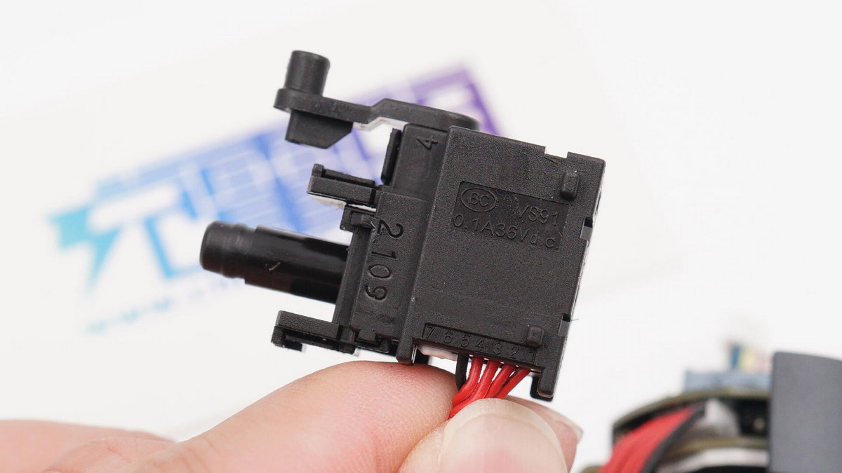 电钻拧三合一螺丝,微型手持小电钻拆解