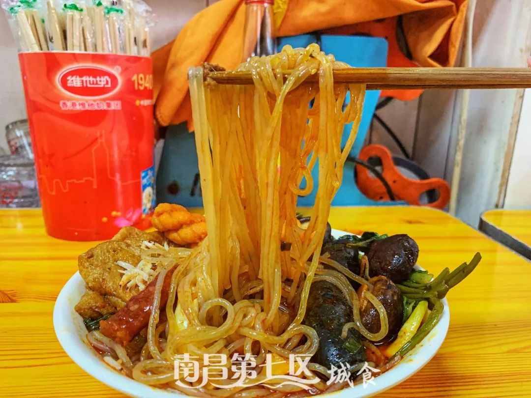 在民德路开了16年的水煮店,花甲肉腰子鸡脚都是心头好|城食19