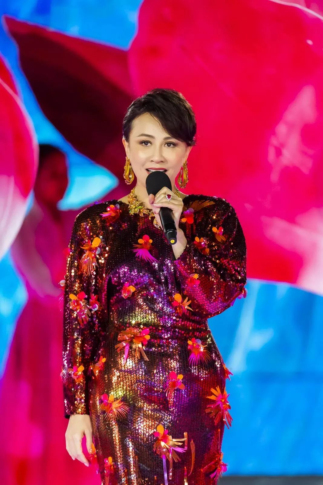 春晚时尚图鉴:热巴杨幂的红裙、王菲刷碗手套和董卿李思思的口红