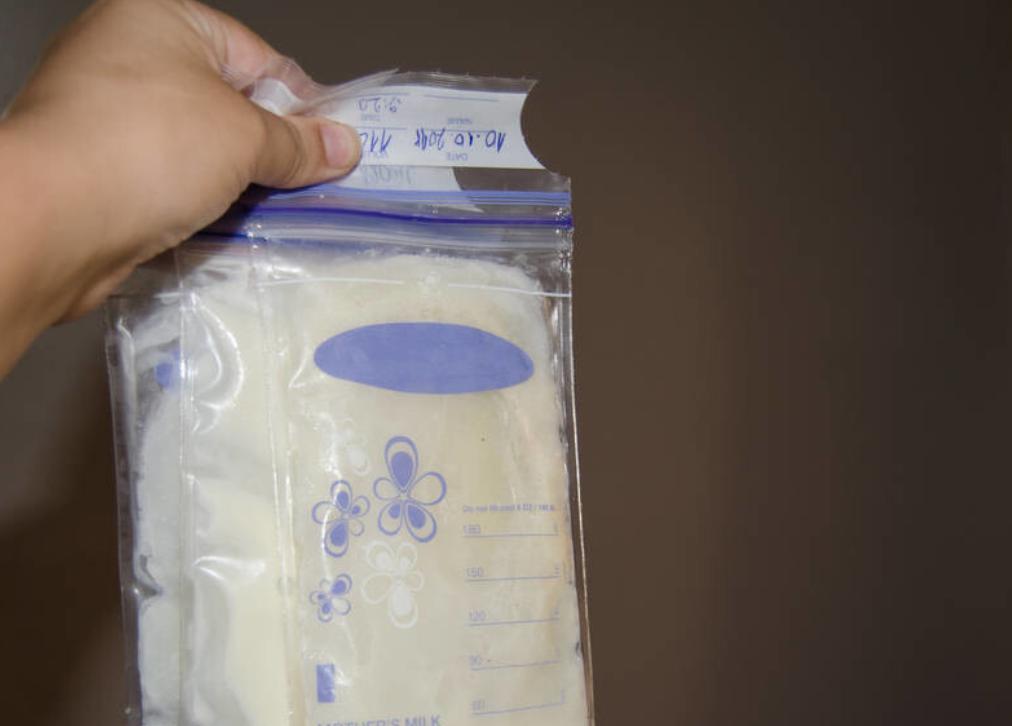 解冻母乳的正确方法你真的会吗？有2种方式用不得，当心吃坏孩子