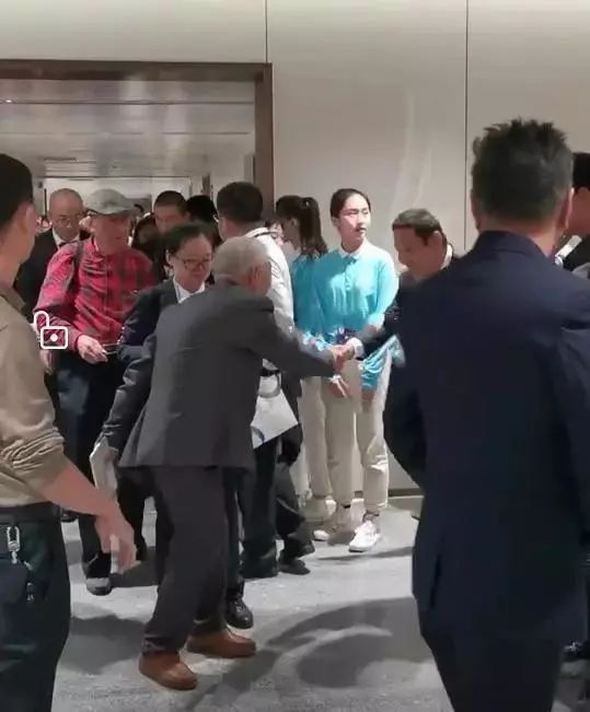 64岁陈道明偶遇84岁牛犇：不经意的动作，暴露了他真正的教养