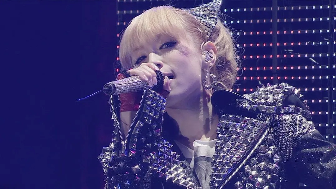 乐坛天后紧急送往医院,歌坛天后遭遇演出事故救场