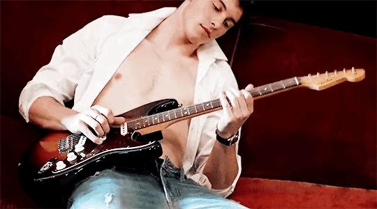 萌德确认了CK最新代言人的身份，网友呼吁裤子必须穿好！