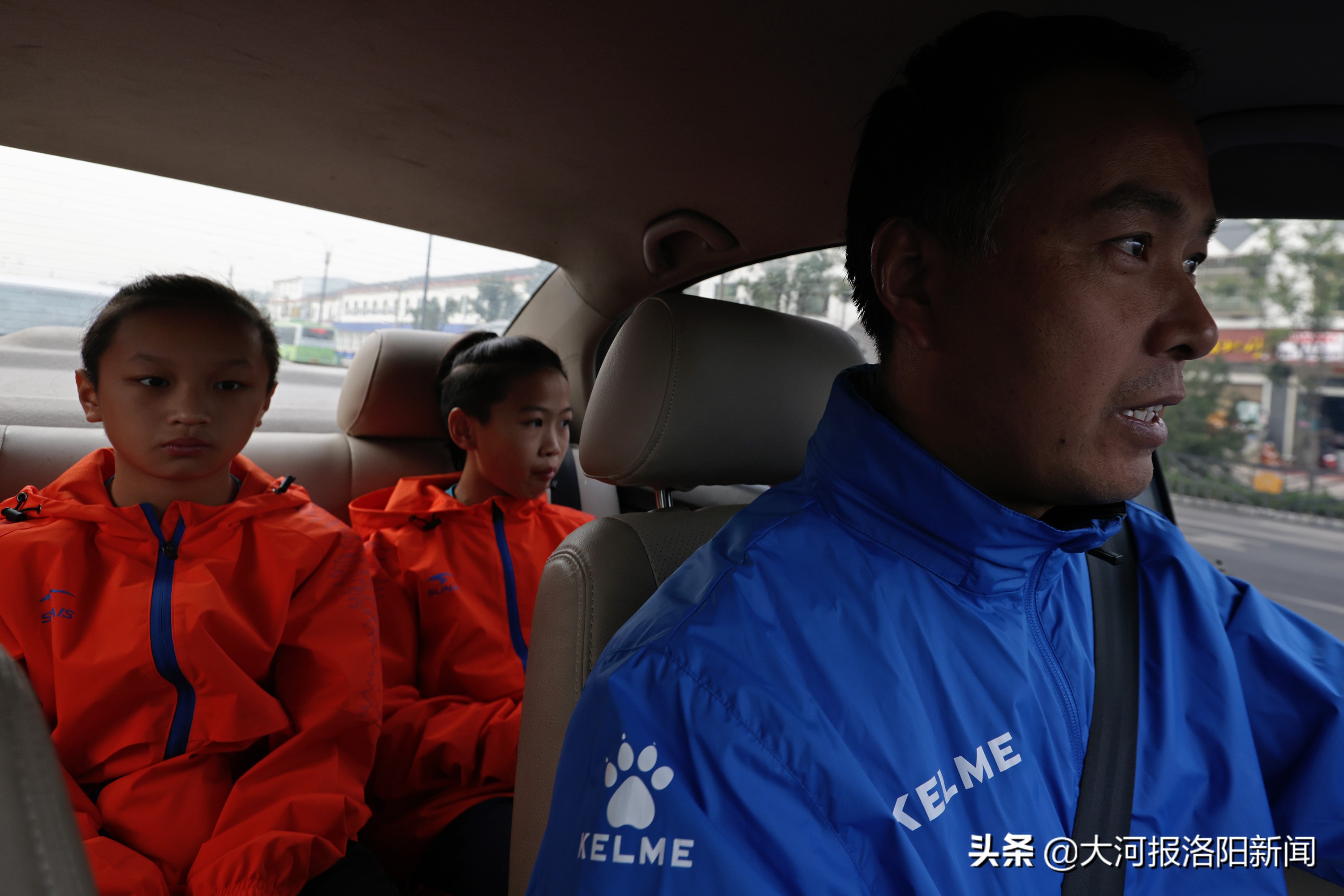 穿足球鞋踢足球比赛,穿大钉足球鞋在水泥地上踢球