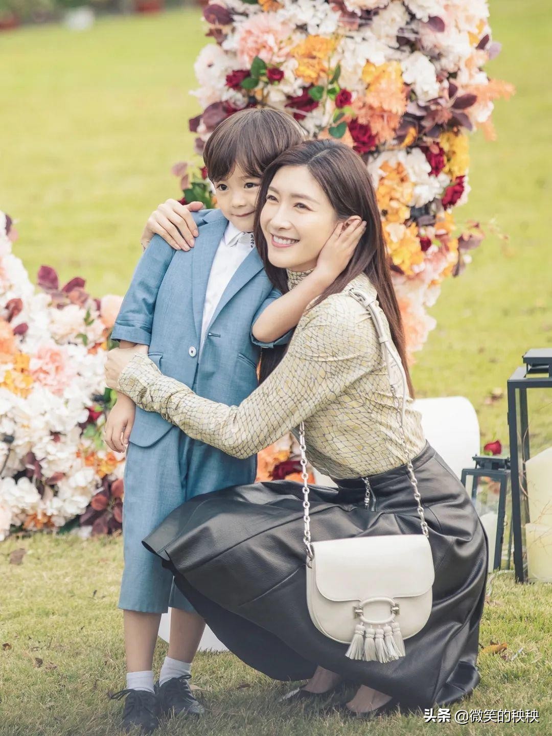 比起顾佳“贵妇”风,王漫妮的显贵穿搭和精准购物,更值得参考