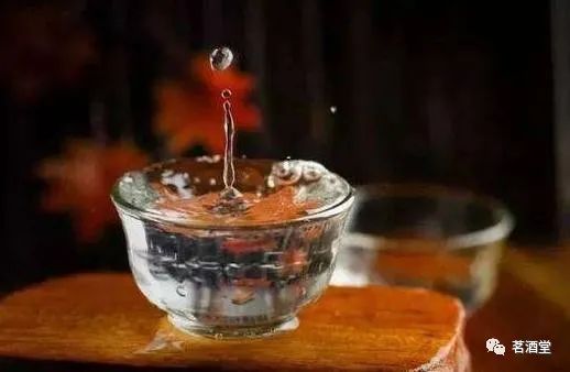 白酒知识喝完假酒什么症状,白酒喝完口干口渴是假酒吗