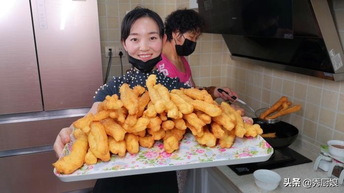 炸油条怎么加入泡打粉,炸油条放鸡蛋好还是不放鸡蛋好