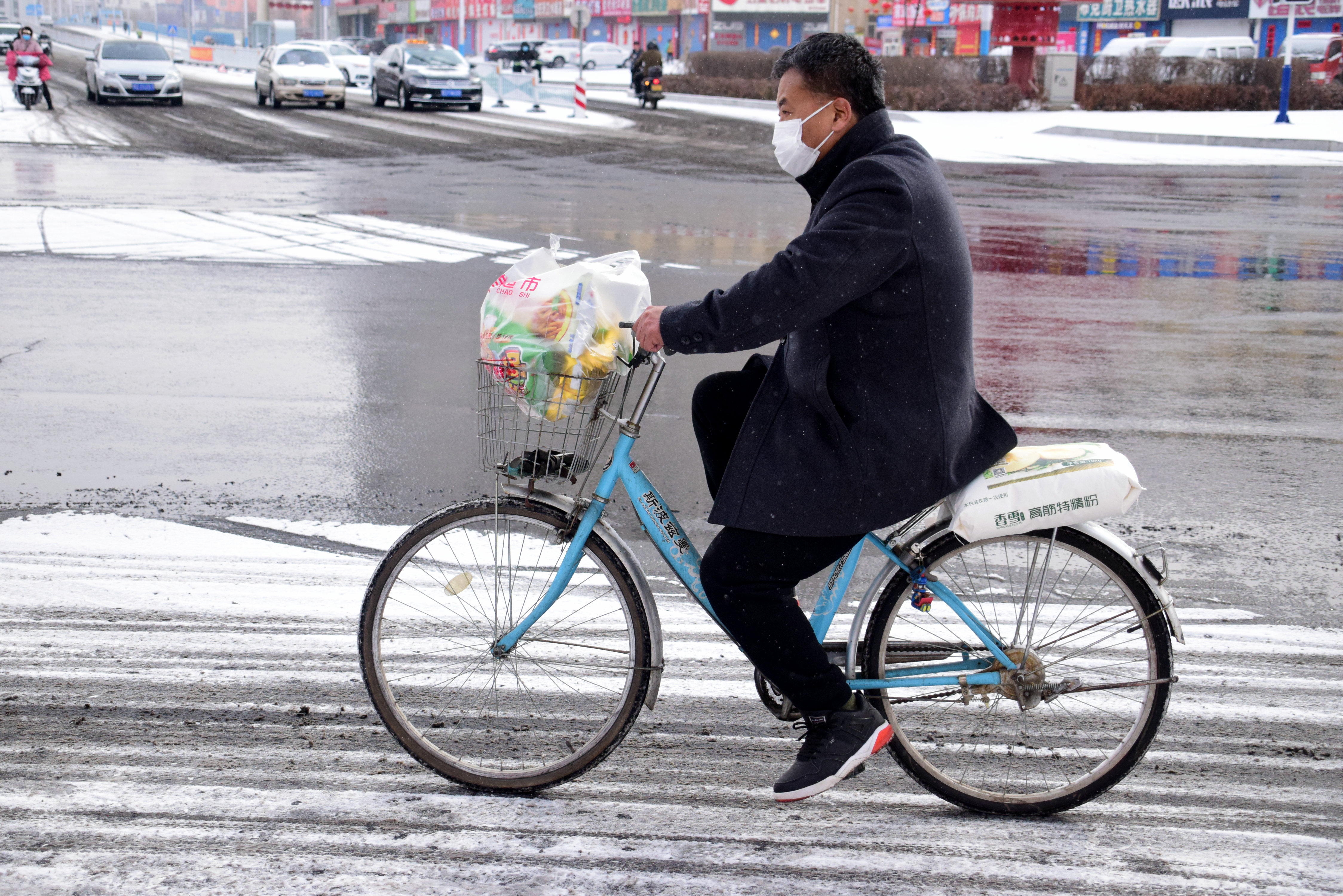 日伪时期一家瘟死俩儿子，老爹急红了眼，抄起碾棍去庙里打阎王爷