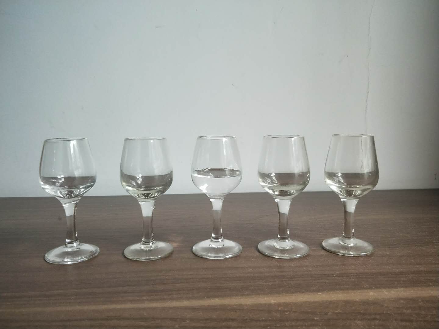 白酒品鉴自学,学会白酒的正确品酒方法和步骤