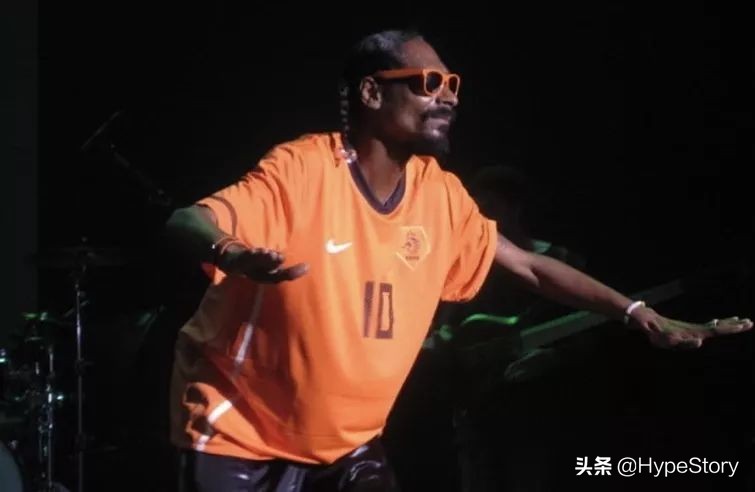 他是西海岸教父级的说唱歌手,也是足球圈最拽的球衣狂魔