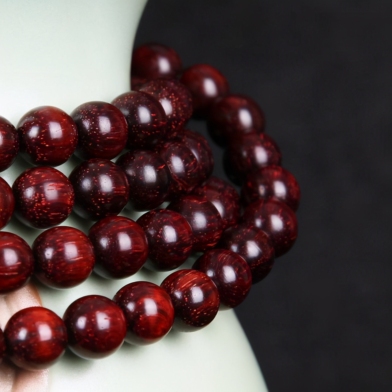 柏木手串盘玩用不用手套,沉香手串要盘玩多久可以包浆