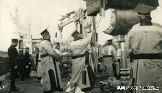 罕见老照片：1915年袁世凯身穿龙袍登基称帝全过程
