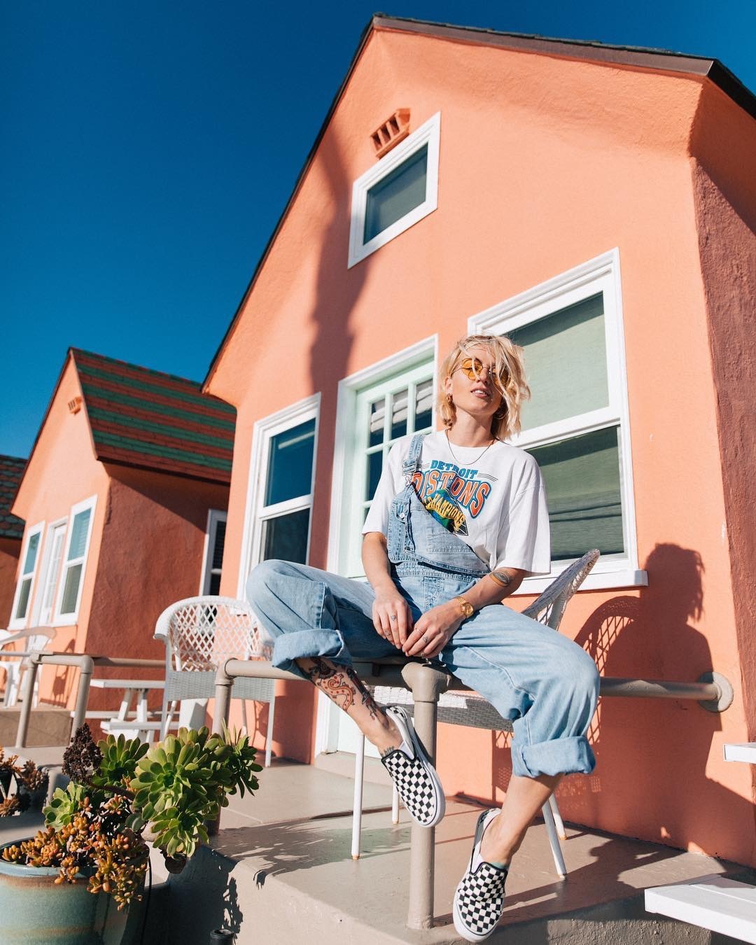 还在穿阔腿裤的你可能不知道，时髦精都悄悄穿起了束脚裤和背带裤