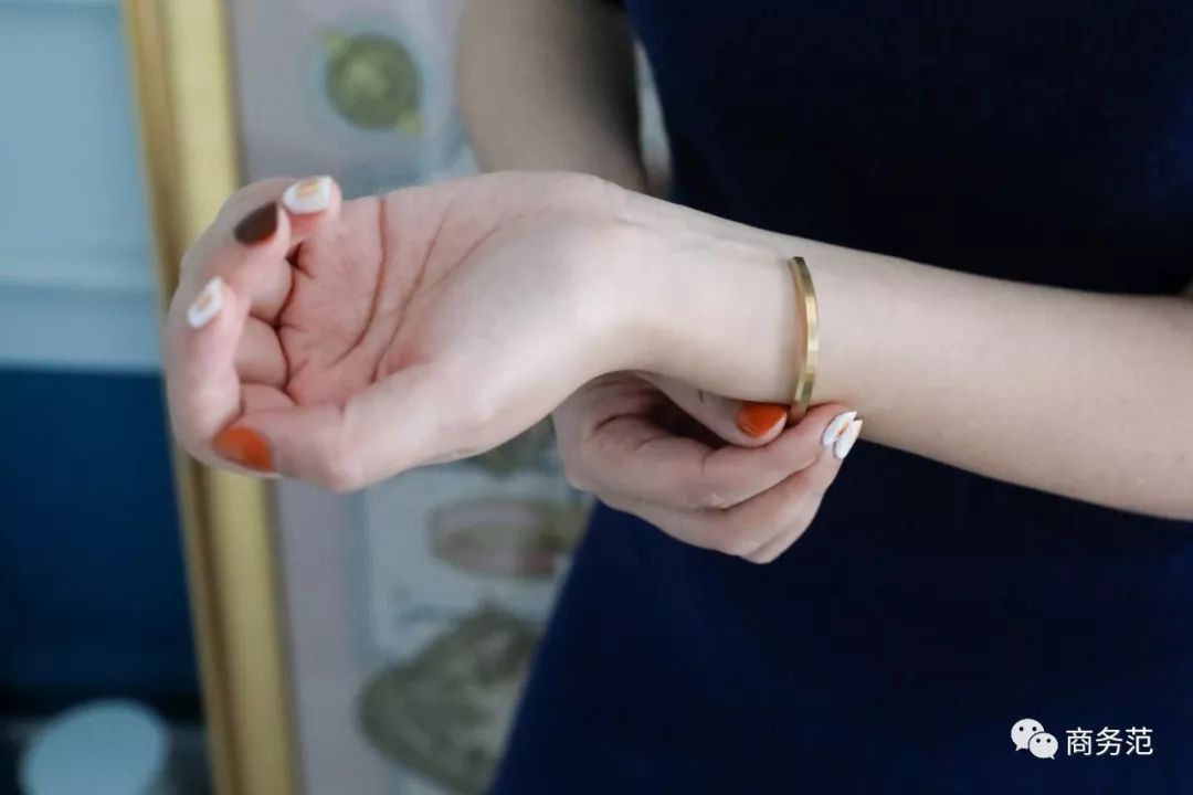 瑞典皇家配饰品牌，几百块戴出万元质感，金色手镯男女戴都好看