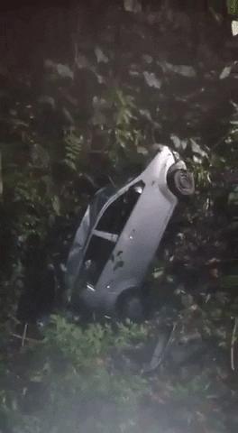 诡异!大马汽车坠落深坑,被拖出时惊现一只“鬼手”,网友吓惨