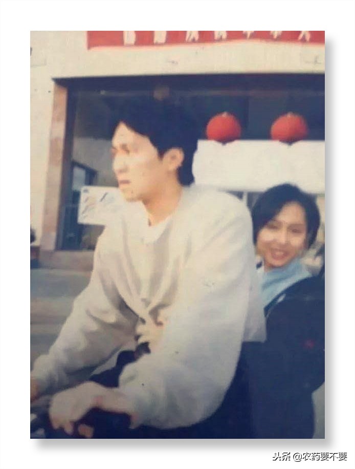 坐在星爷车后座的是谁,周星驰自行车后座到底是谁