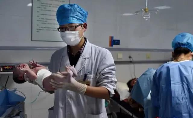 剖腹产孩子出来后医生往外掏什么,孩子出生后医生在子宫里掏什么