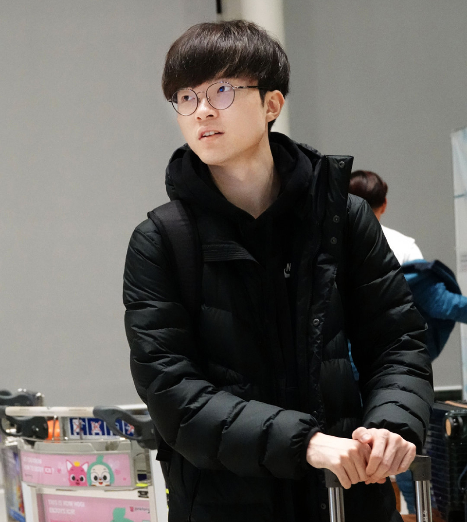 Faker的新鞋和行李箱引网友关注，身穿羽绒服依然帅气十足