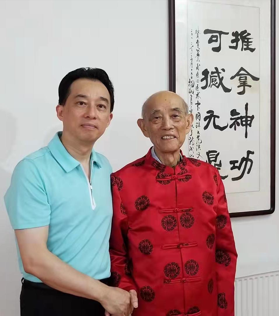 刘晓鸿博士看望恩师九十岁国医大师李业甫、师母白效曼夫妇