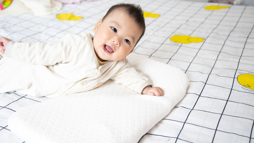 妈妈们都给宝宝枕什么样的枕头呢,什么枕头透气性最好适合宝宝枕