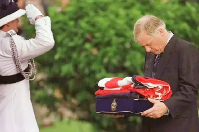 1997年香港回归场景如何，彭定康无法言喻，港督女儿哭到难以自已