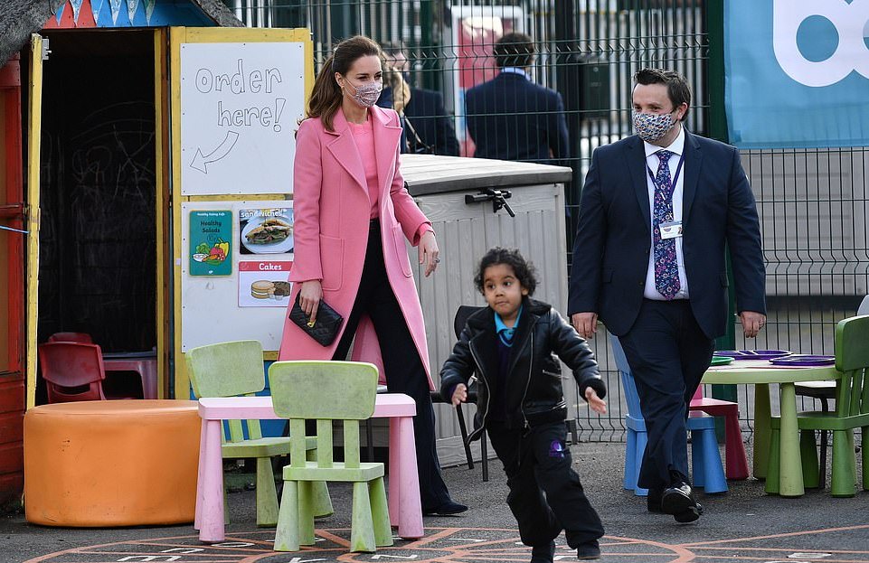 凯特就背1千3的包？穿粉色另有深意，梅根4万块的卡地亚手表送女儿