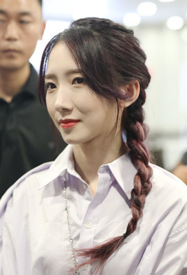 别再扎丸子头了这样扎才好看,杨紫同款发型两边麻花辫