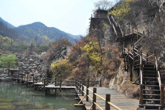 济南九如山美如画，瀑布似雪映入山间，一次游园终身免费