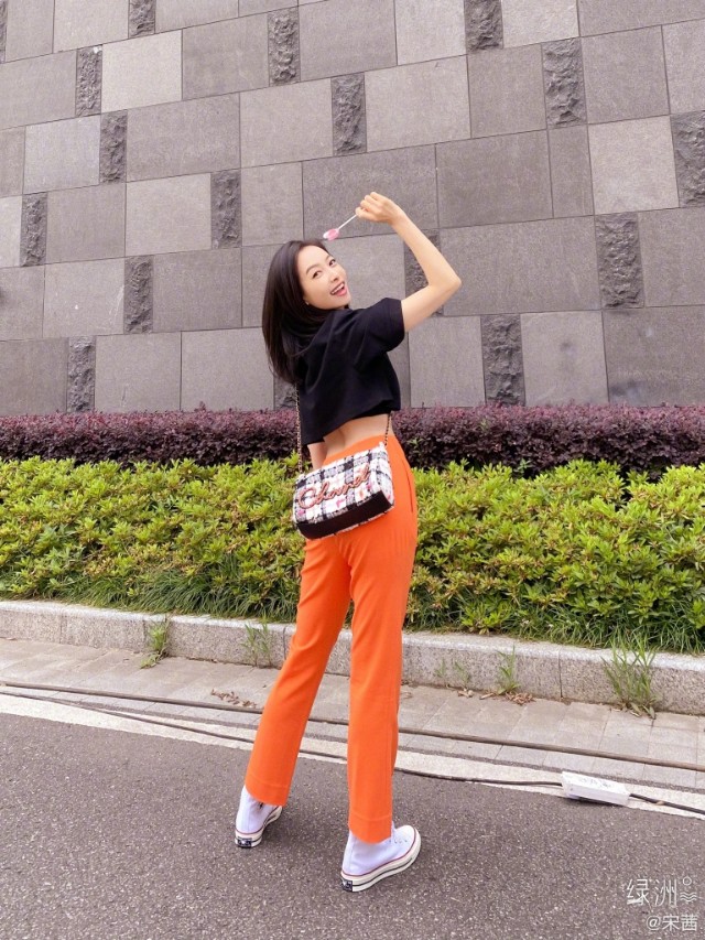 中国女明星在海滩上穿夏日装,白色内衣韩国比基尼夏日穿搭