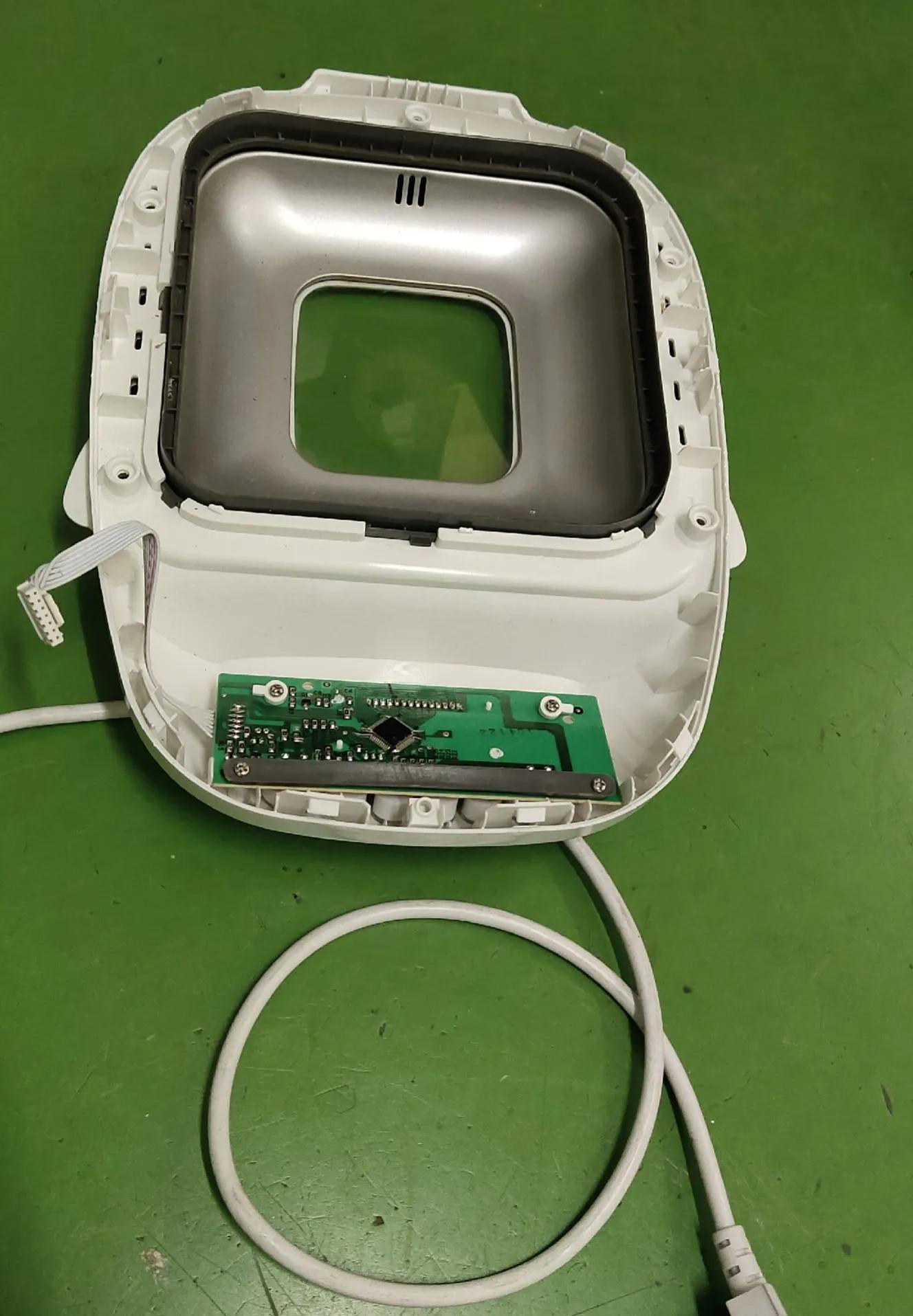 烤面包机压下去通电就跳闸,面包机一烘烤就跳闸维修