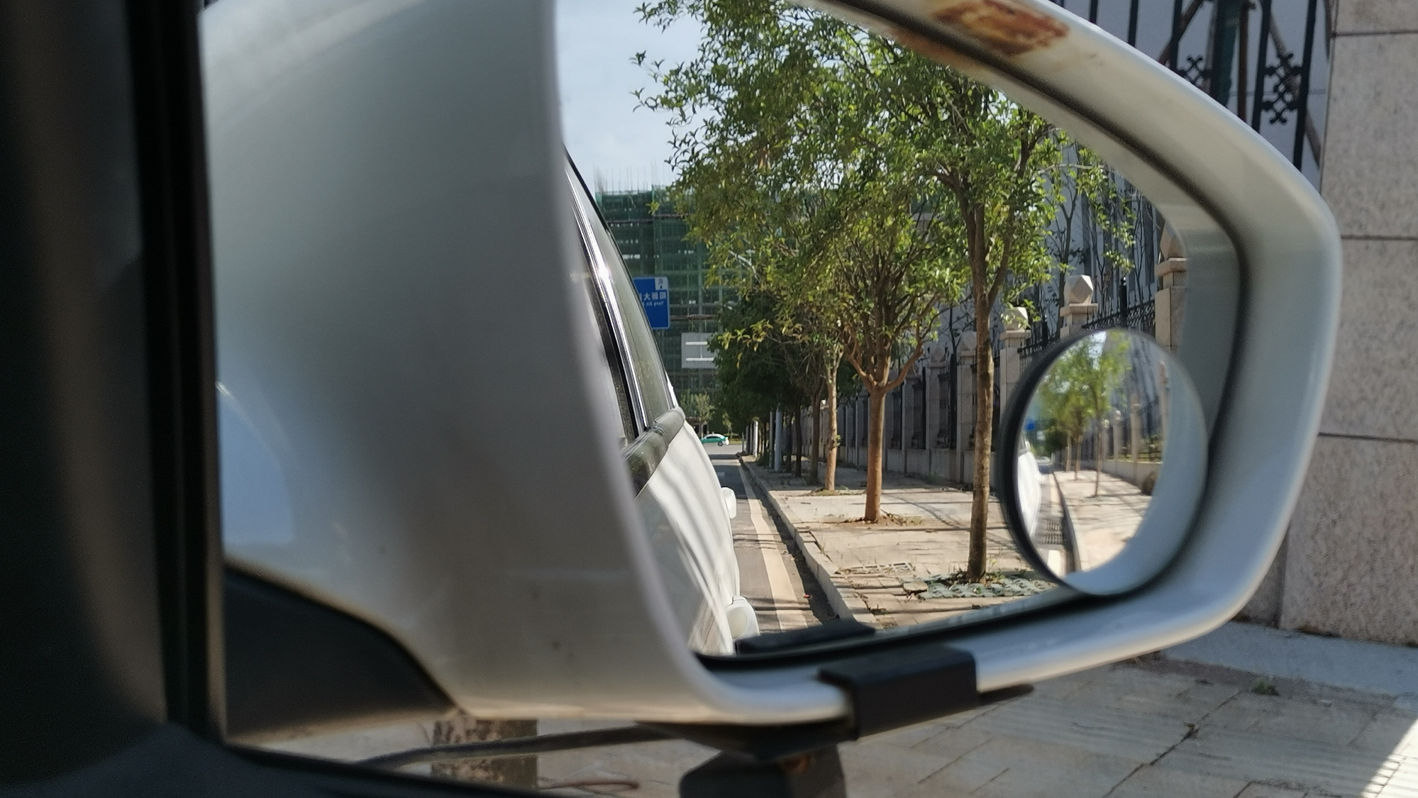 如何靠边停车30公分最佳找点方法,靠边停车小于30cm技巧图解