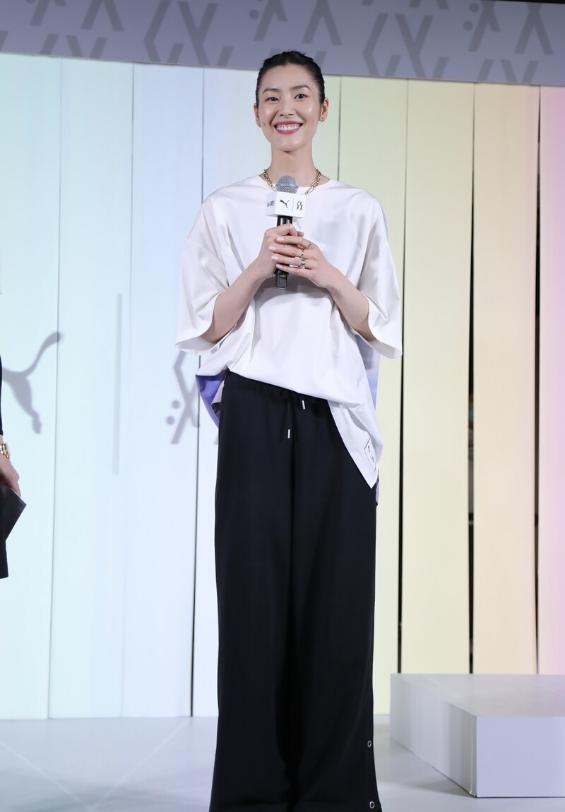 刘雯穿牛仔裤尽显大长腿，不愧是超模身材，腿也太长了