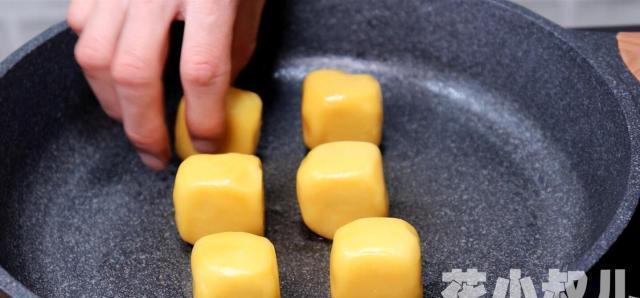 面粉绿豆饼的做法,平底锅做绿豆酥饼的做法