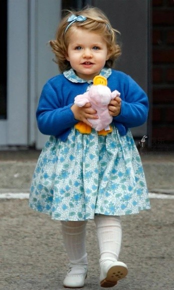 西班牙俩公主差几岁,西班牙公主两姐妹谁漂亮