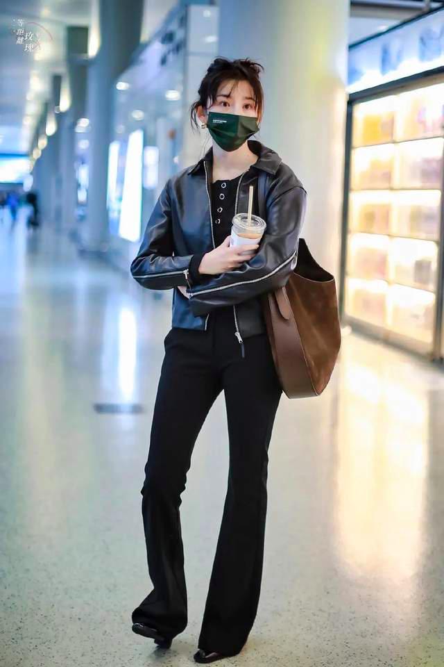 看何穗江疏影的穿搭,江疏影银色垫肩礼服